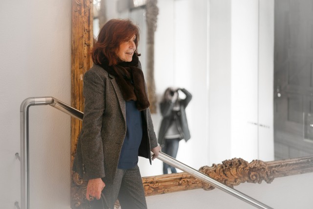 Rosa Bernal a la entrada  del Museo de Artes Decorativas de Madrid.
